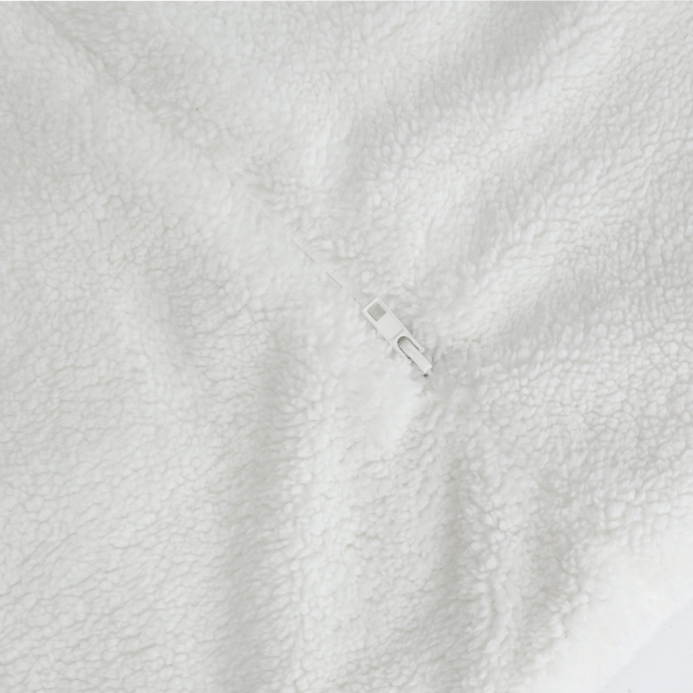 Zoom material sherpa y cierre saco de dormir