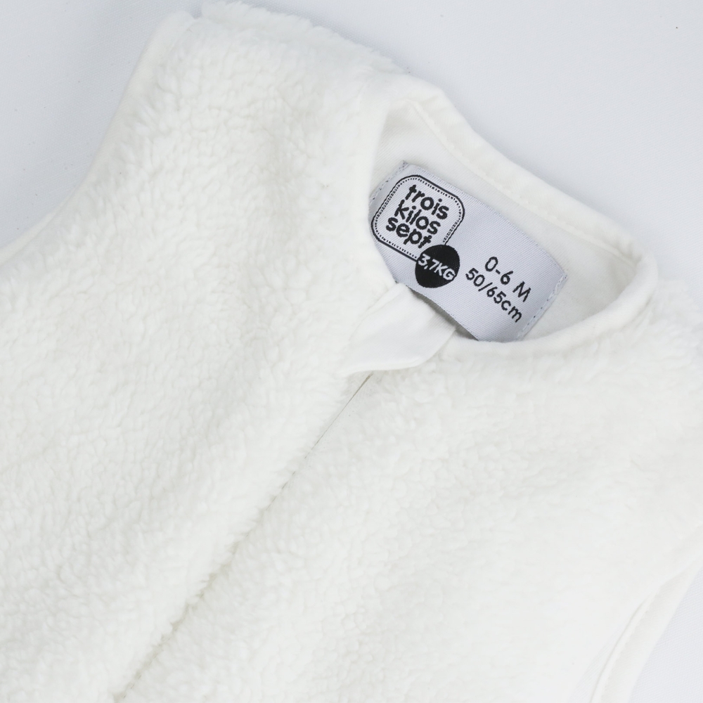 Neckline of white newborn baby sleeping bag Neckline of white newborn baby sleeping bag