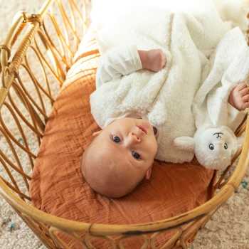 bebé no seu carrinho com o seu saco de dormir branco 0/6 meses