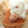 bebé no seu carrinho com o seu saco de dormir branco 0/6 meses