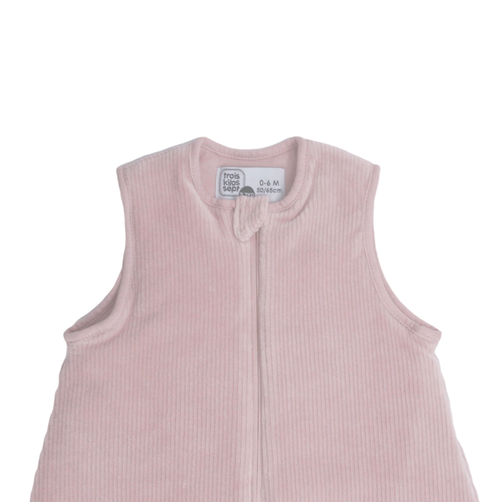 Zoom on collar of newborn sleeping bag in powder pink Zoom on collar of newborn sleeping bag in powder pink