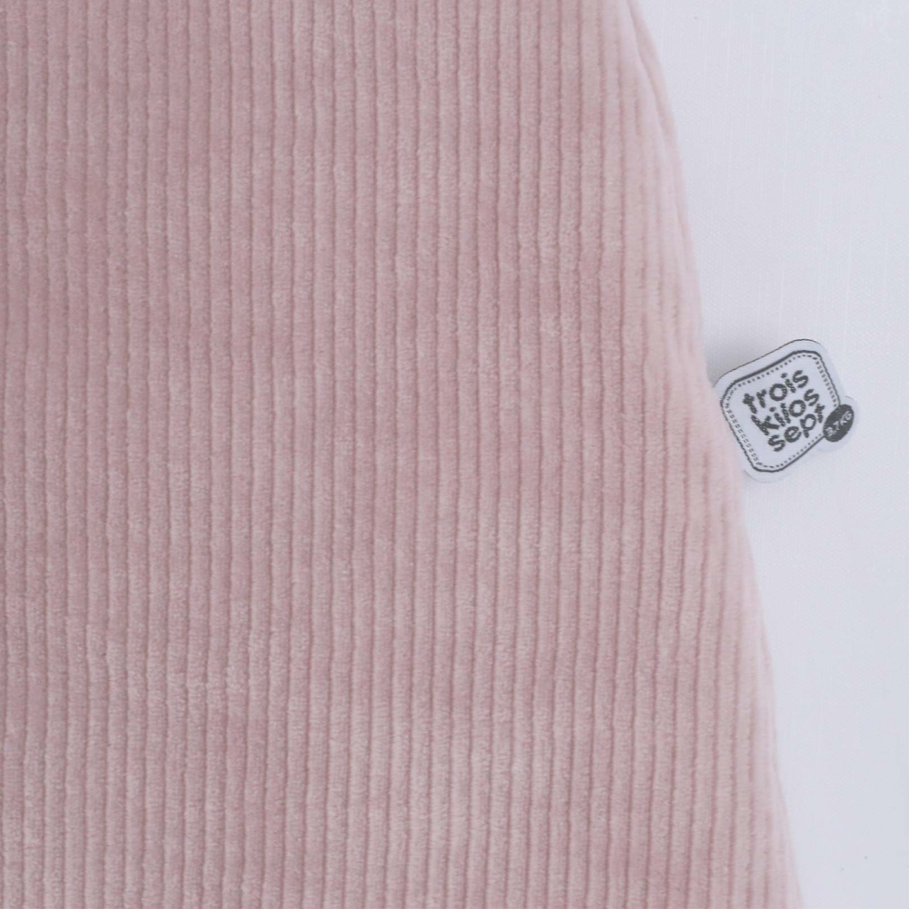 Zoom on corduroy fabric of baby sleeping bag in powder pink Zoom on corduroy fabric of baby sleeping bag in powder pink