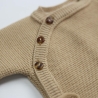 détail sur les boutons de la brassière bébé en maille détail sur les boutons de la brassière bébé en maille