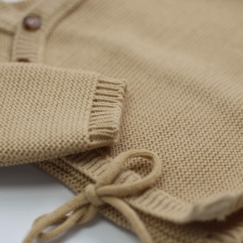 Dettaglio del tessuto per il cardigan neonato color caramello