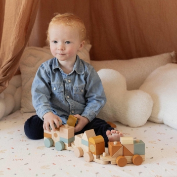 baby speelt met zijn houten trein. baby speelt met zijn houten trein.