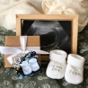 Kraftpapier-Geschenkbox mit Babyschuhen Kraftpapier-Geschenkbox mit Babyschuhen