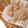 bebé a dormir no seu berço portátil com o seu conjunto de malha