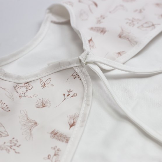 babero delantal con mangas