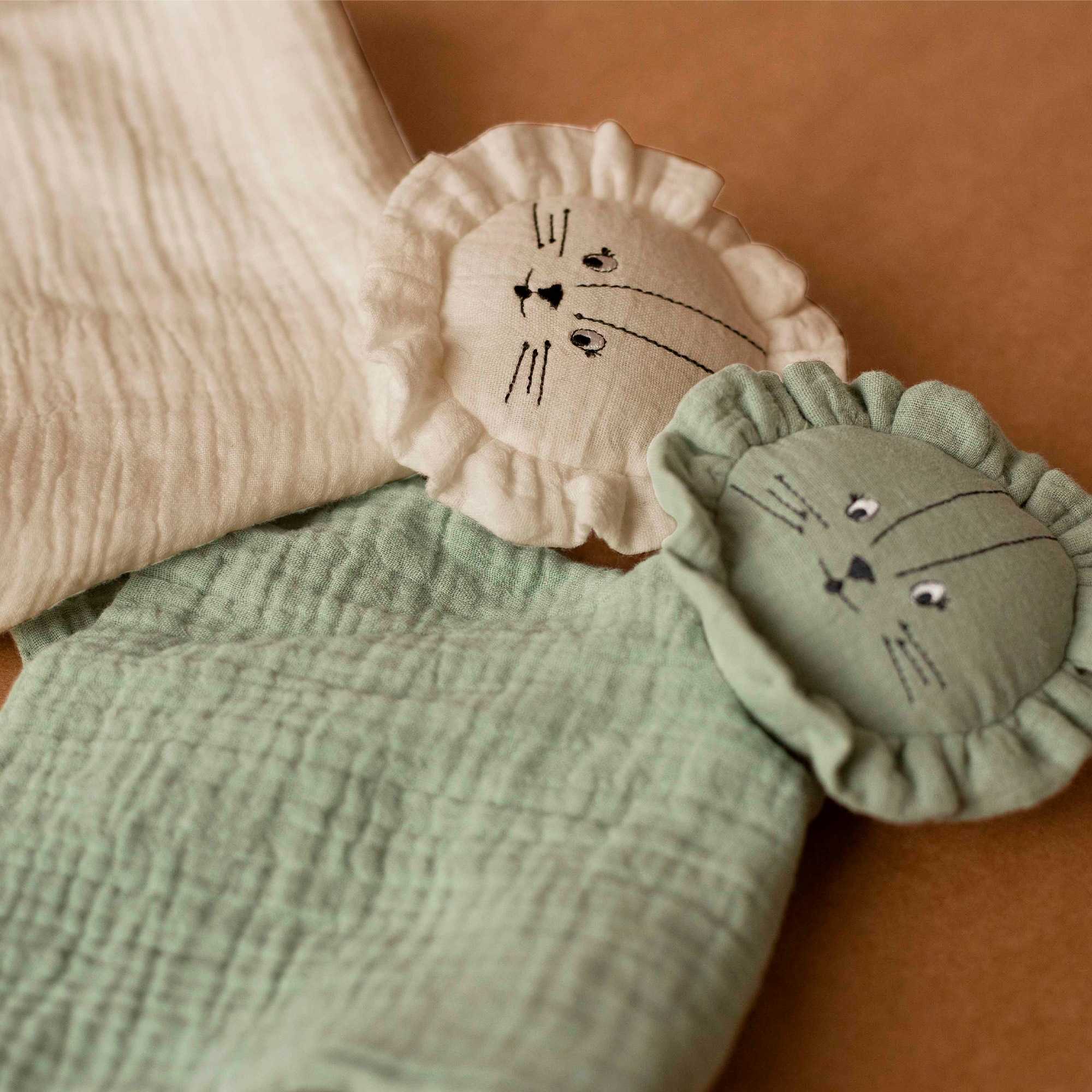 Trois Kilos Sept - Doudou plat Tam Tam Lion Sable