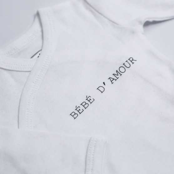 Body branco para bebé com a inscrição "bebé de amor"
