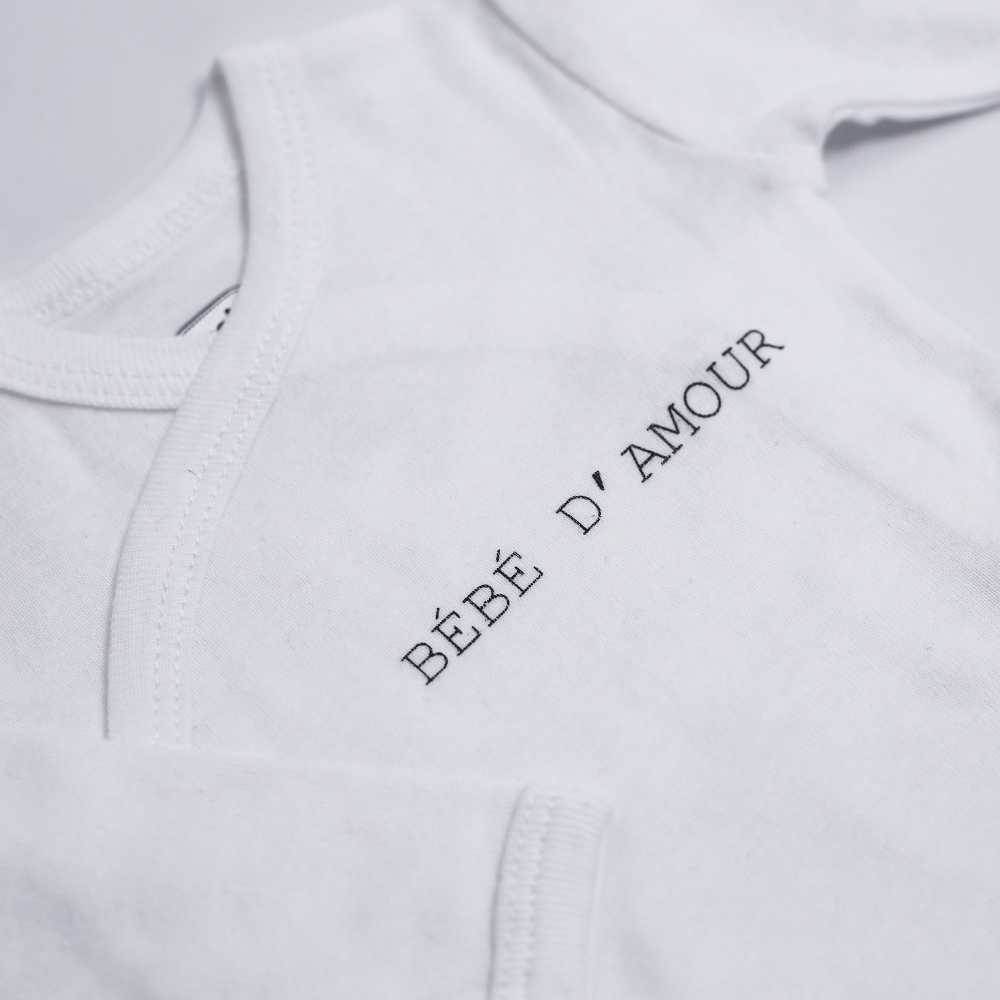 Zoom auf Aufschrift auf weißem Baby-Body