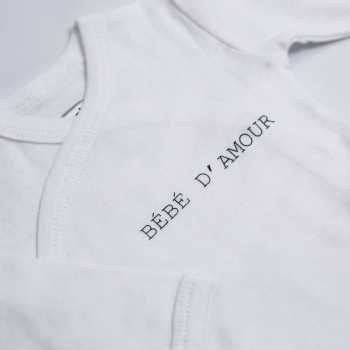 pormenor da inscrição num body branco de bebé
