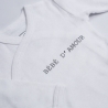 pormenor da inscrição num body branco de bebé