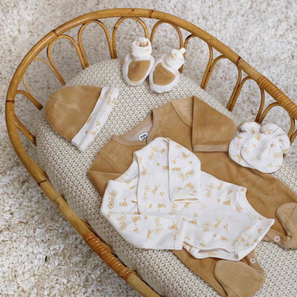 Newborn kit in moses basket Newborn kit in moses basket