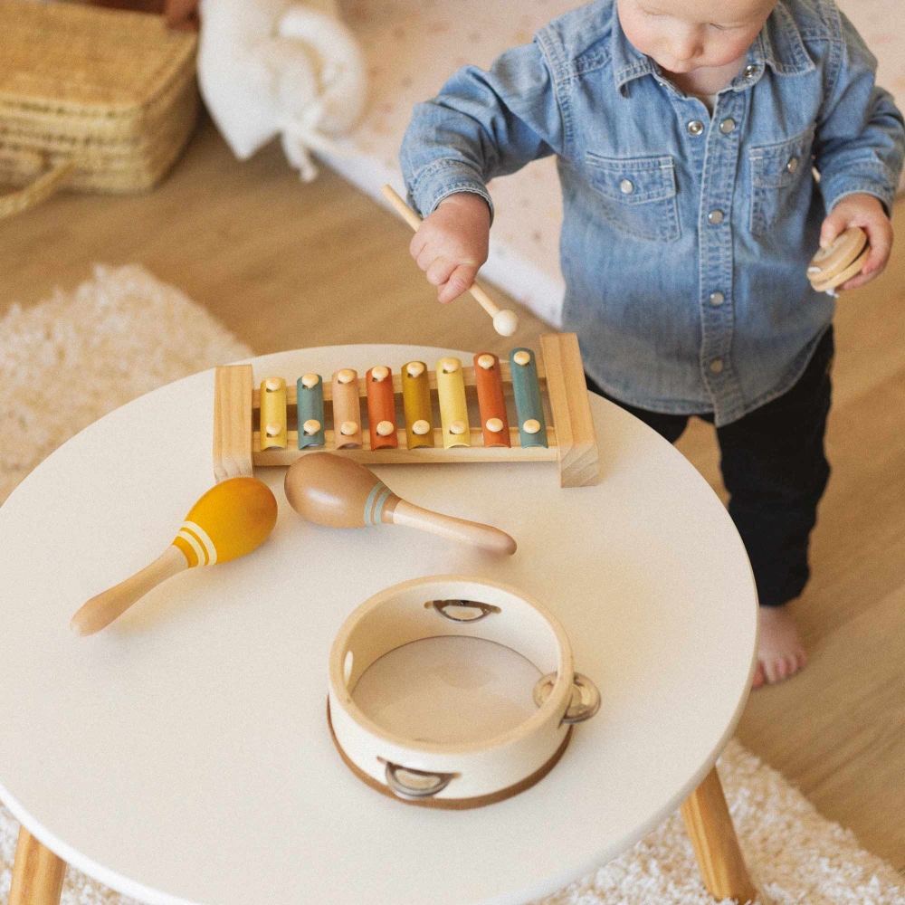 Baby speelt met zijn houten instrumenten Baby speelt met zijn houten instrumenten