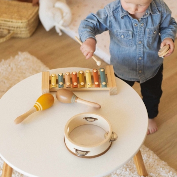 Baby speelt met zijn houten instrumenten Baby speelt met zijn houten instrumenten