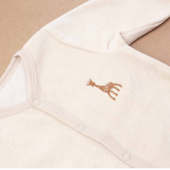 detail babypyjama met geborduurd embleem