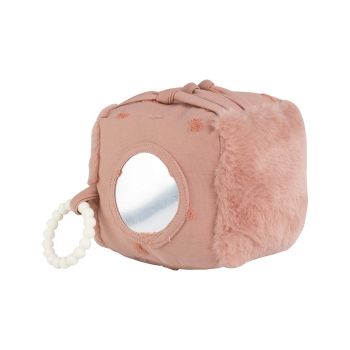 primo piano di un lato del cubo di attività