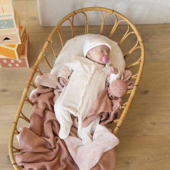 neonato che dorme con il suo leggero doudou coniglietto
