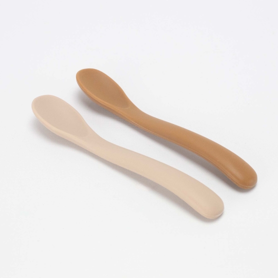 set di due cucchiai beige e sabbia
