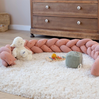 Spielbereich für Babys mit dekorativem Zopf