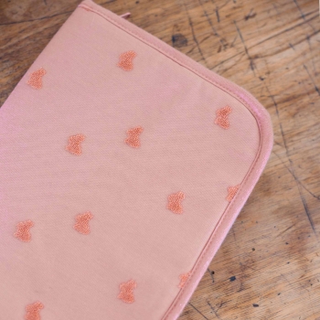 zoom matière et motif du protège carnet de santé