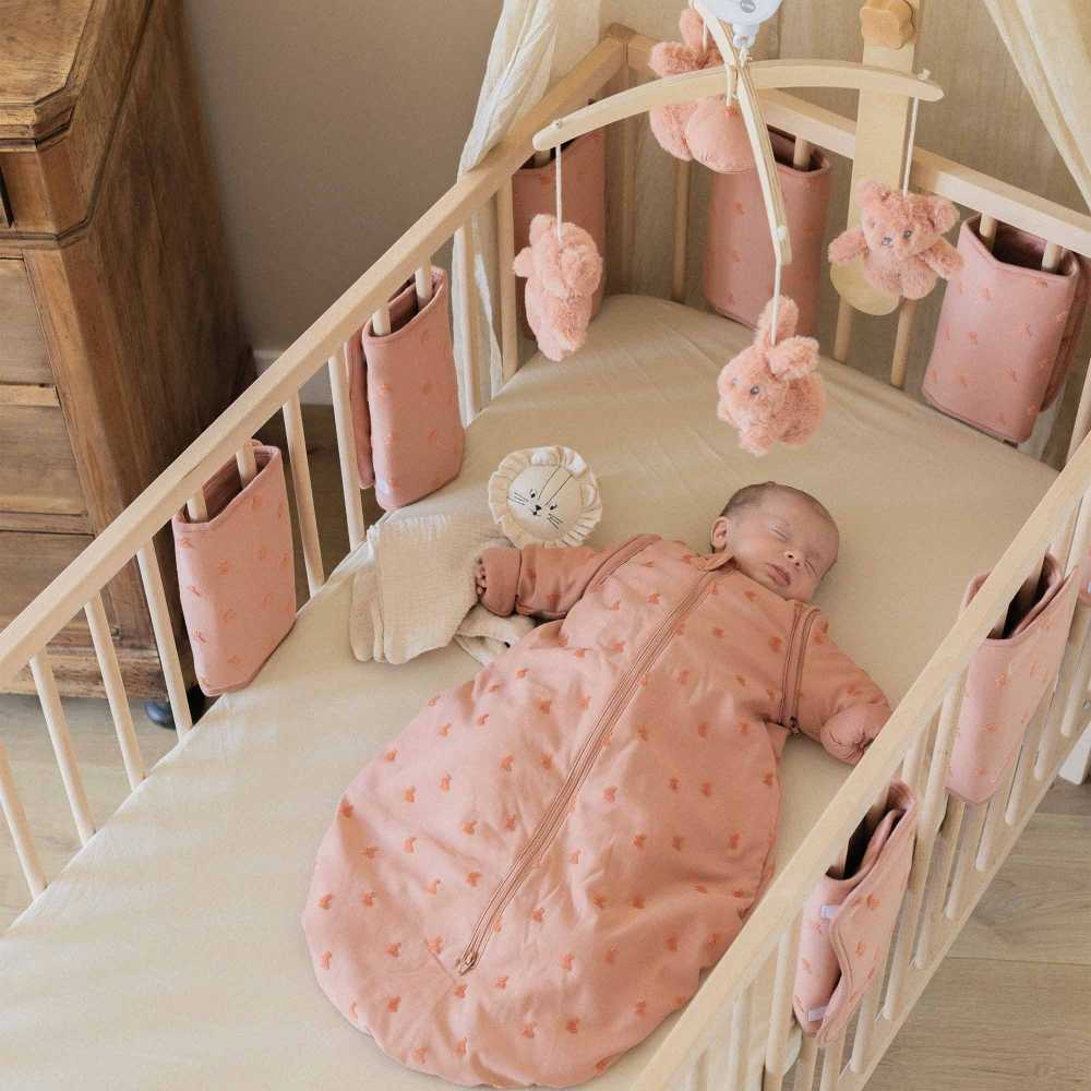 bebé no seu berço com protetor de cama modular