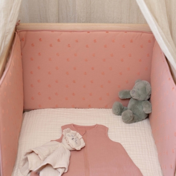 idea de decoración cuna bebé con chichonera colección hop