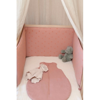 enscenering van de mousseline babyslaapzak in een babybedje