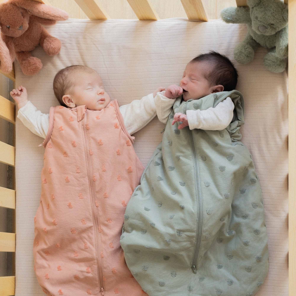 bambino con il loro sacco nanna con maniche removibili