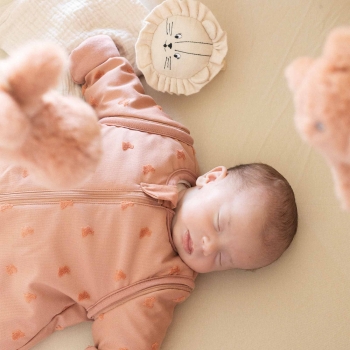 Bébé dort avec sa gigoteuse tog 2.5