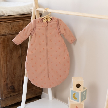 Inszenierung Schlafsack an seinem Kleiderschrank