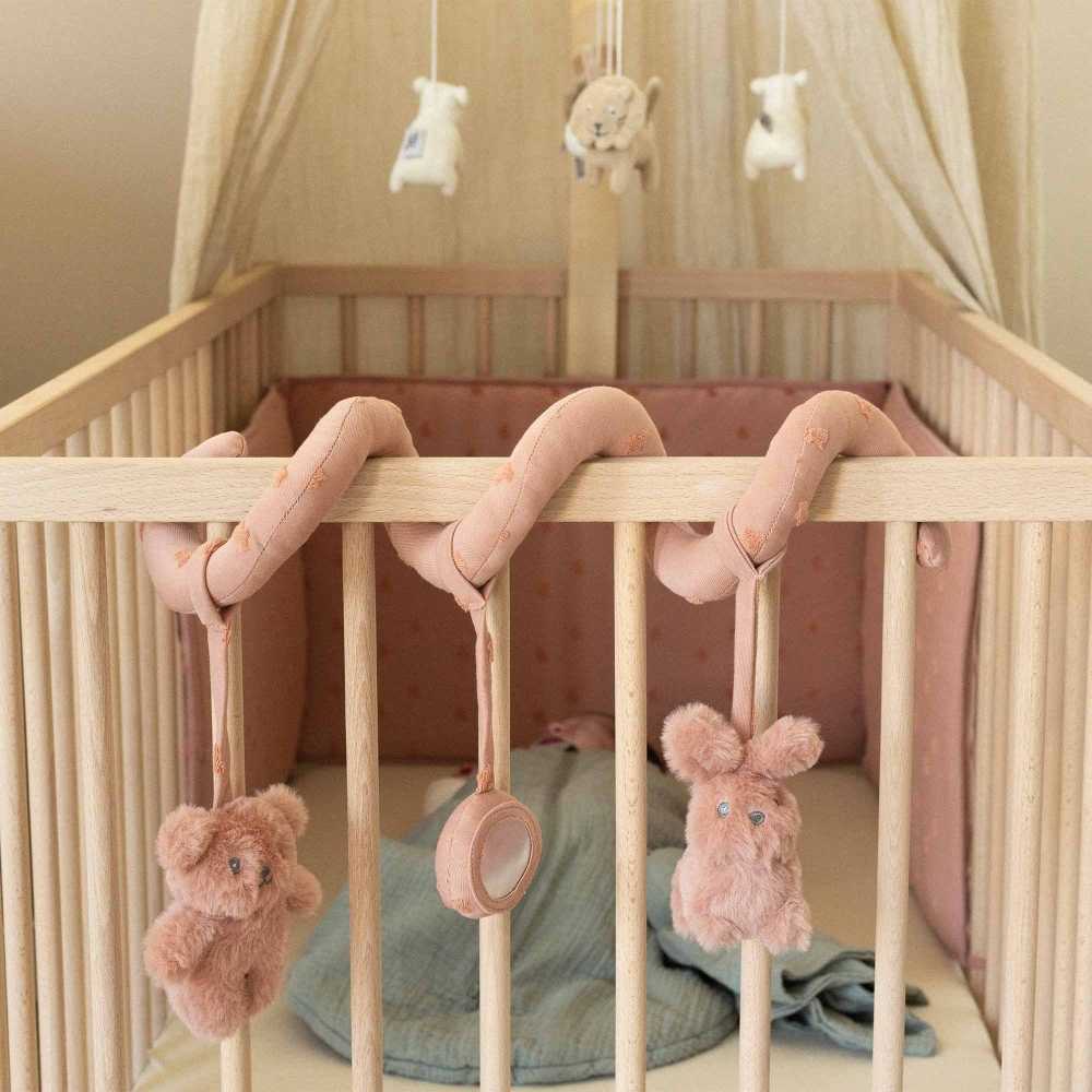 ambiente de quarto de bebé com saco de dormir