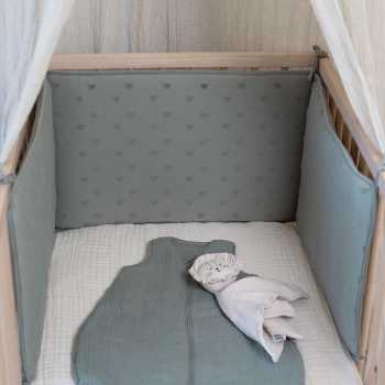 saco de dormir em musselina com protetor de cama coordenado
