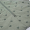 zoom do material e motivo do saco de dormir verde argila