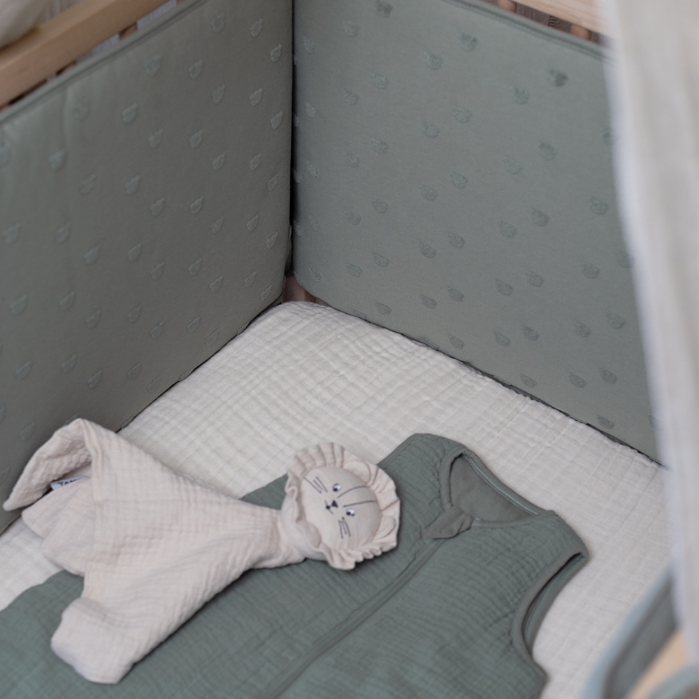 Mise en scène tour de lit bébé