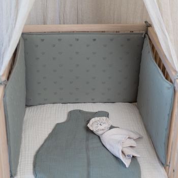 Bedbeschermer in babybedje