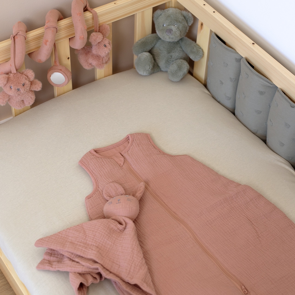 Lit bébé avec protège barreaux