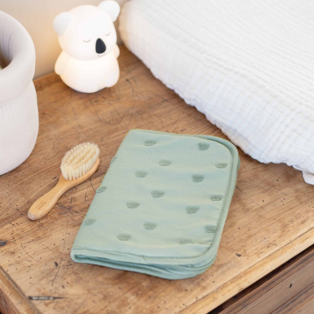 Gezondheidsboekhoes voor baby op de commode