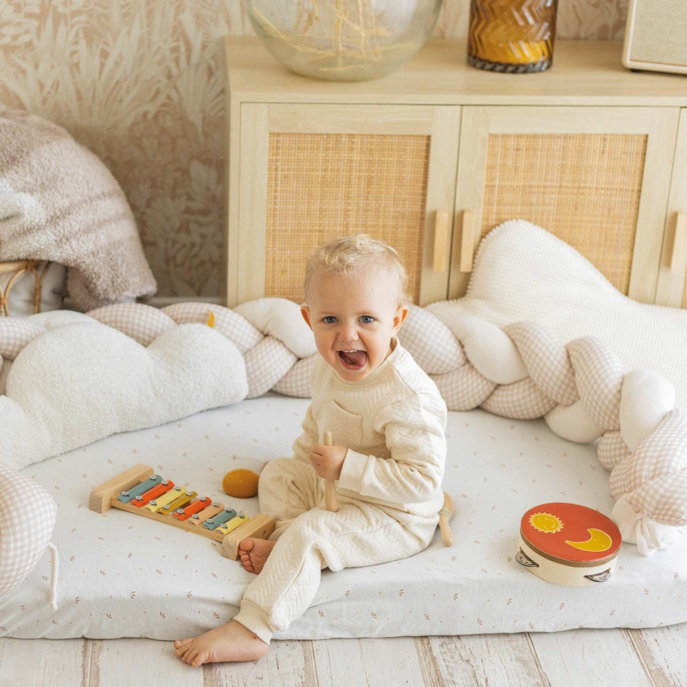 decoratieve vlecht begrenst de speelruimte van de baby