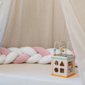 Zopfnahaufnahme im Babyspielbereich platziert