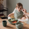 baby eet met zijn babyslabbetje eerste leeftijd savanne motief