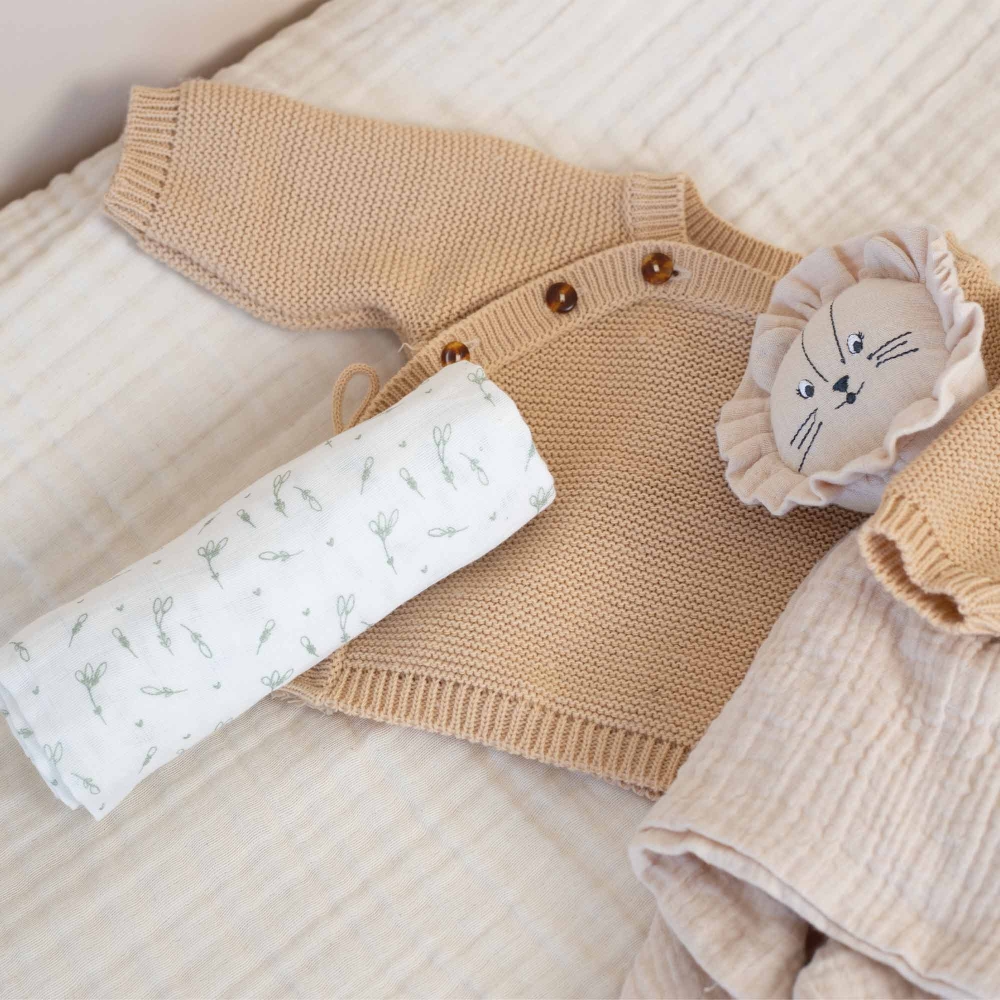 luier geplaatst op aankleedkussen baby met babyvest luier geplaatst op aankleedkussen baby met babyvest