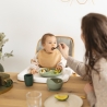 Baby am Tisch mit Silikonlöffel