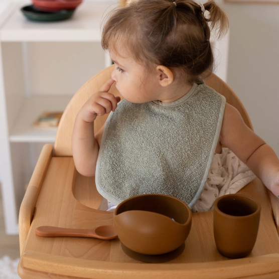 Babero con botones a...