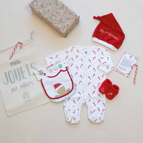 Cofre nacimiento con el primer conjunto de navidad de bebé