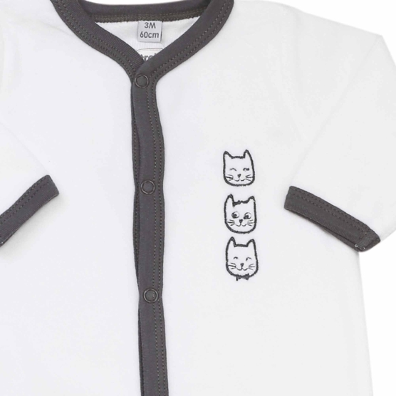 pijama de nacimiento bebé blanco con ribete negro y bordado de 3 cabezas de gatos