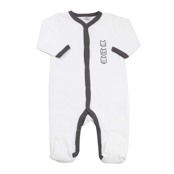 witte baby geboortepyjama met zwarte bies en borduursel van 3 kattenkoppen