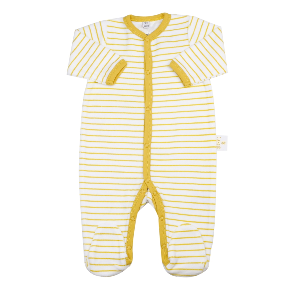 geboortepyjama met drukknopen en gele strepen