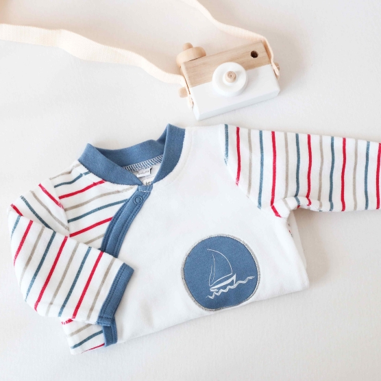 Pijama de terciopelo bebé a rayas con parche de barco